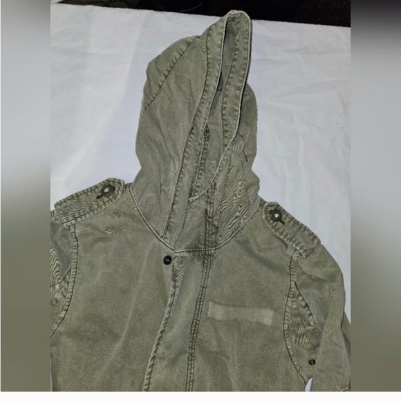 Aritzia TNA Utility/ Military Style Jacket. Green.
SIZE M - Picture 15 of 16